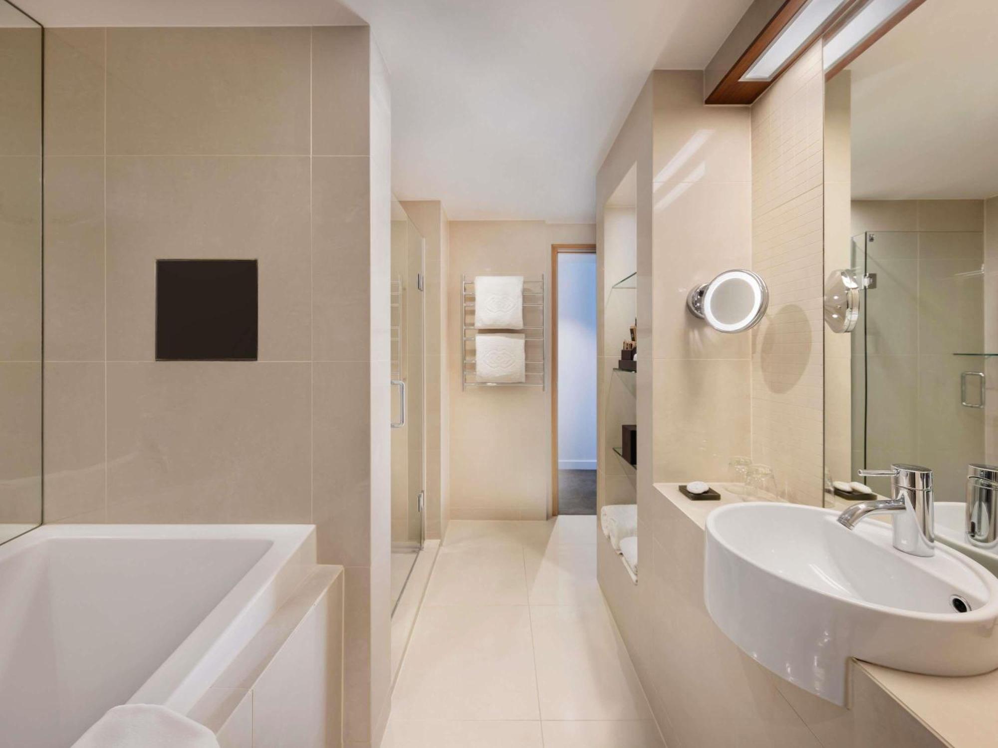 Opera King Suite with Patio and Outdoor Jacuzzi - Lake View.,1717012251:JPEG